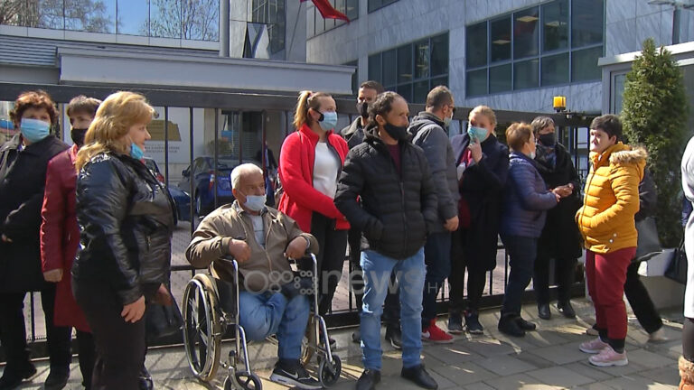 Personat me aftësi të kufizuara protestë para ministrisë, nuk kanë marrë detyrimet që në 2010-ën