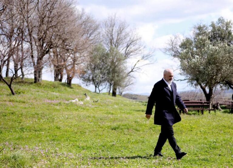 Rama publikon foton duke “ikur”, qytetarët: Rrugë të mbarë e mos u kthe sa të marrim veten