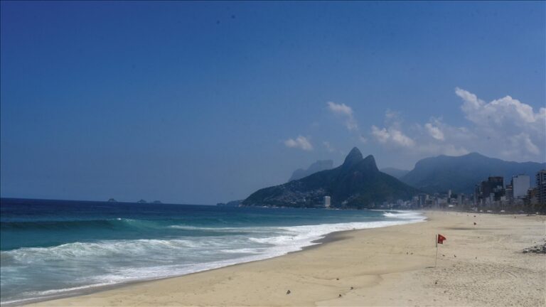 Pandemia nuk ka të sosur, mbyllen plazhet e famshme të Rio de Janeiro