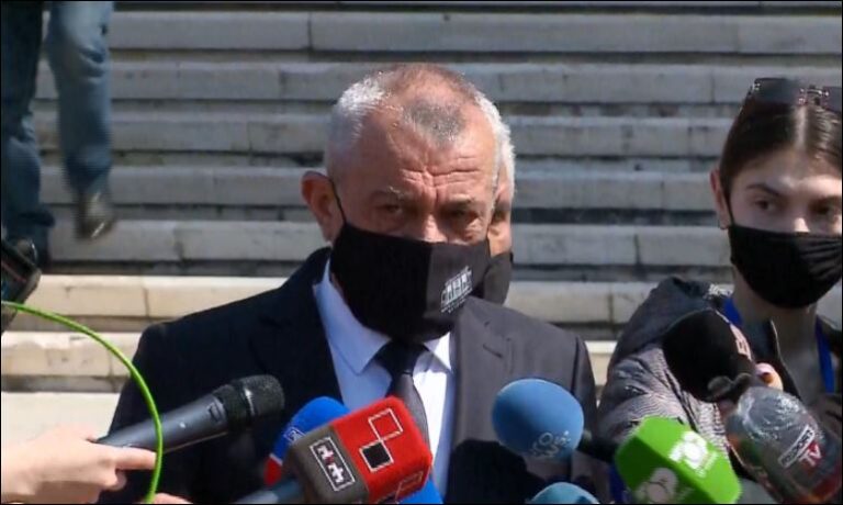 Gramoz Ruçi i përlotur në homazhet për Bashkim Finon: U rrit pa baba, do ta kujtoj si një njeri buzagaz