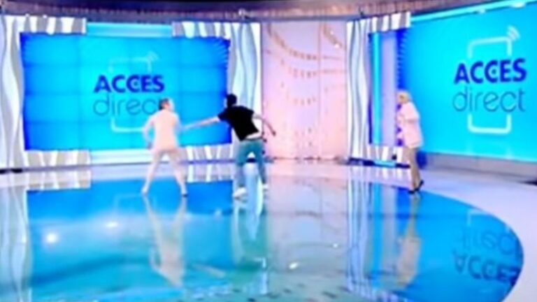 E pazakontë në Rumani! Një grua shfaqet nudo në mes të emisionit dhe godet me tullë prezantuesen (VIDEO)
