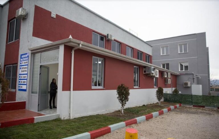 Elbasan/24-vjeçari hidhet nga kati i tretë i spitalit, shkak Covid-19