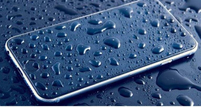 Ç’ti bëni telefonit kur ju bie në ujë?