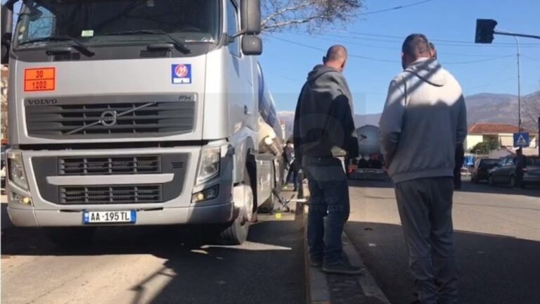 Aksident në kryqëzimin e Cërrikut, trajleri shtyp njeriun në biçikletë, arrestohet autori