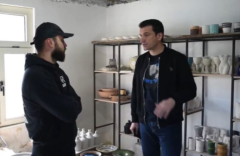Veliaj shkon në biznesin e të riut që kthen punët e baltës në art