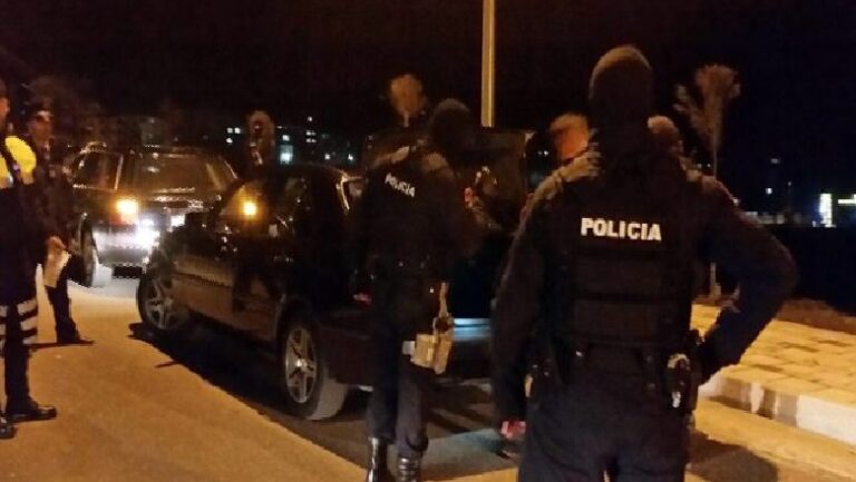 Me armë pa leje me vete, arrestohen dy në Vlorë. Një prej tyre e hodhi dhe tentoi t’i ikte policisë