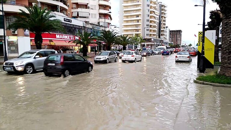 Rrugët në Vlorë aty ku Rama është deputet, ”pushtohen” nga uji