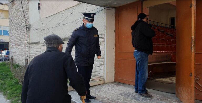 Vijon vaksinimi në Vlorë, disa të moshuar nuk pranohen: Këta tallen me ne