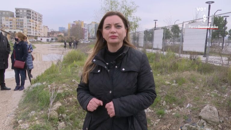 Bie “fasada” e qeverisë dhe Bashkisë tek Bulevardi i Ri, qytetarët jetojnë mes ujrave të zeza. Vokshi: T’i largojmë hajdutët