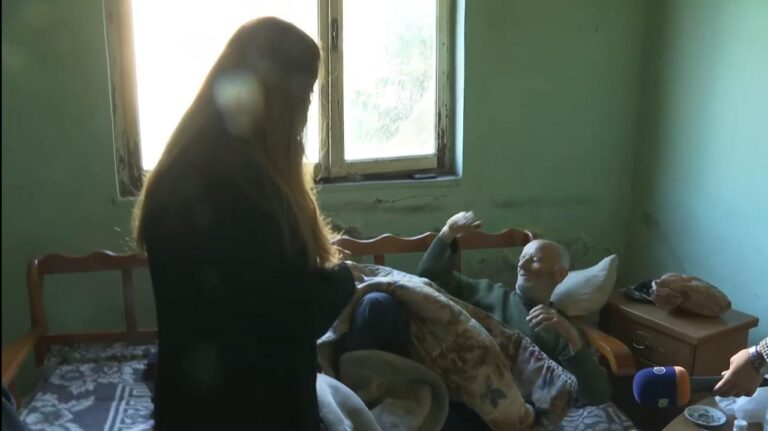 Historia e invalidit në Tiranë, Vokshi: Qeveria e përjashtoi nga kempi, i pret dritat dhe ujin. Kjo sjellje kriminale merr fund në 25 prill
