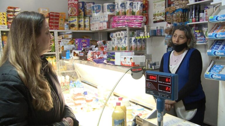 Në mes të Tiranës, njerëzit ushqehen me lista borxhesh. Vokshi: Me PD dyfishimi i të ardhurave prioritet absolut