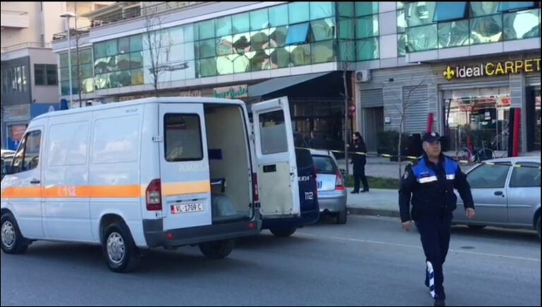 Detajet nga vrasja në Vlorë/ Autori zbriti nga mjeti me xhama të zinj dhe qëlloi me breshëri 31-vjeçarin, dyshohet për …