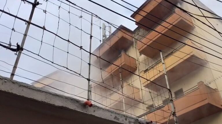Zjarr në një banesë në Berat, flakët përfshijnë dy shtëpi dhe pallatin ngjitur