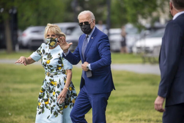 Presidenti Biden këput një lule dhe ia dhuron gruas së tij (FOTO)