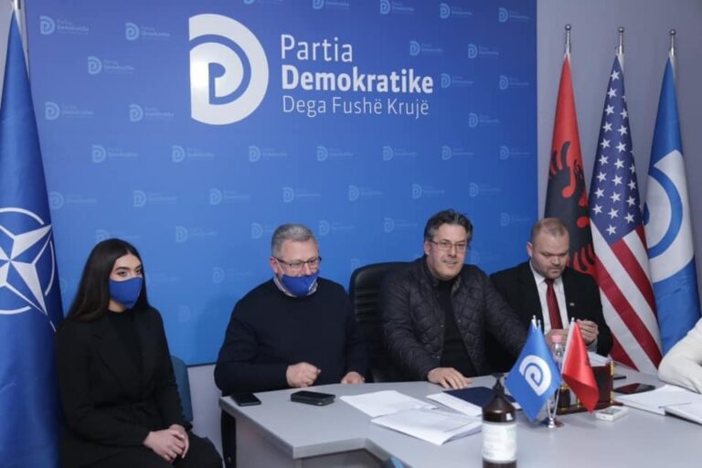 22-vjeçarja ”sfidon” Edi Palokën në Durrës, merr më shumë vota se ai