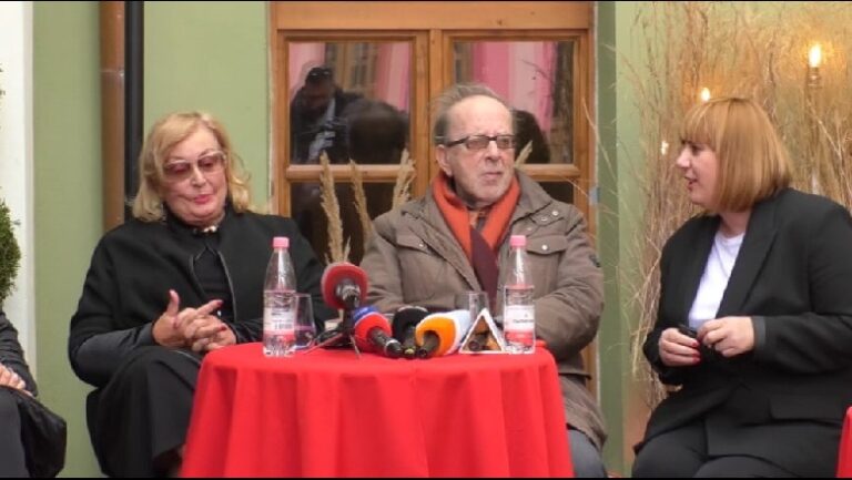 Kadare rikthehet në Vlorë: Kam duartrokitur dhe gjëra që s’duheshin duartrokitur