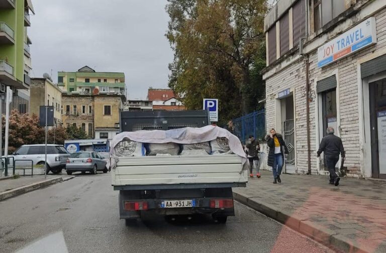 Belind Këlliçi denoncon APR: Një çantë ushqime për komunitetin rom për t’i mbajtur të uritur edhe 4 vjet!