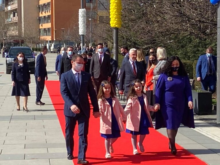 Vjosa Osmani me bashkëshortin dhe dy vajzat hynë në Presidencë