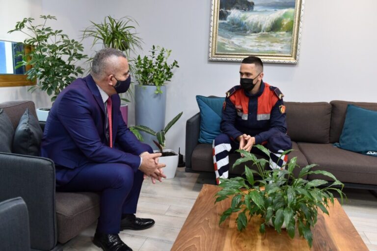 Parandalimi i vrasjes së dyfishtë, Veliu falënderon punonjësin e Policisë