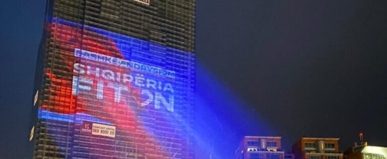 Gjetja e PD-së, projekton mesazhin ”Shqipëria Fiton” mbi një ndërtesë të lartë (FOTOLAJM)