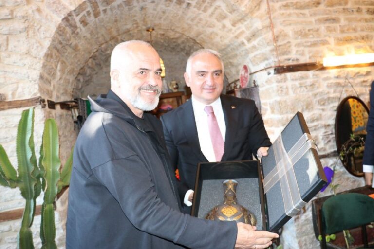 Vizita e ministrit turk në Gjirokastër/ Mediat greke: Rama nuk i fsheh ndjenjat pro Turqisë