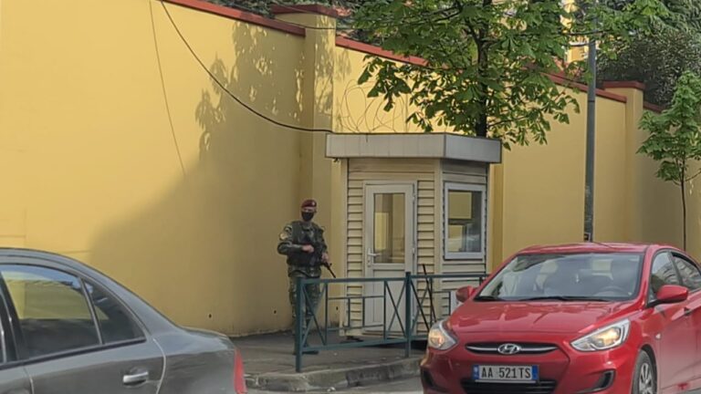 Zgjedhjet e së dielës, mbrojtja e institucioneve me ushtarë
