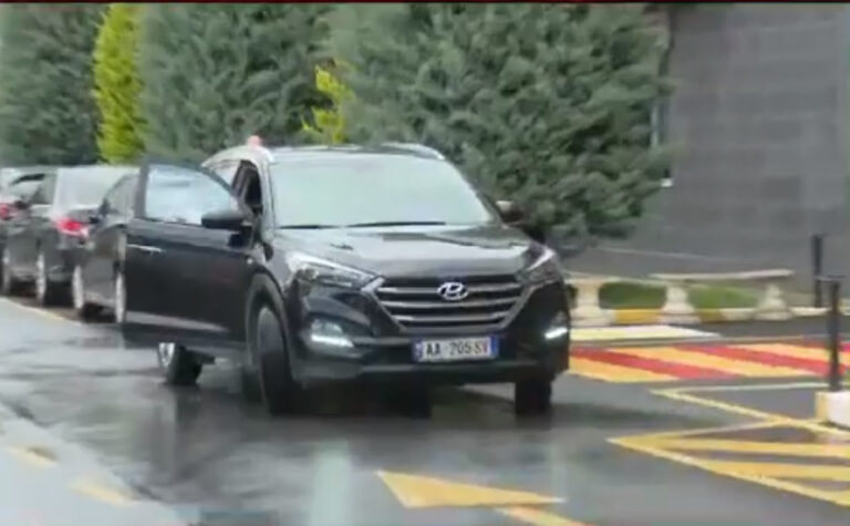 ”Mbyllet” Rinasi, ”tym i zi” në takimin mes ministres Balluku dhe stafit