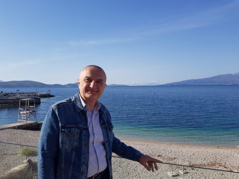 Presidenti Meta poston foton nga Saranda dhe u uron shqiptarëve një të diel relaksuese