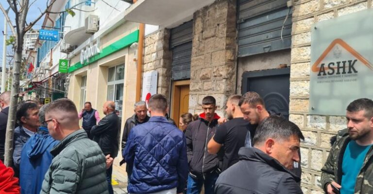 VIDEO/ Skandal në Hipotekën e Sarandës, shpërndahen leje legalizimi një ditë para zgjedhjeve. Punonjësit nxirren me detyrim në punë