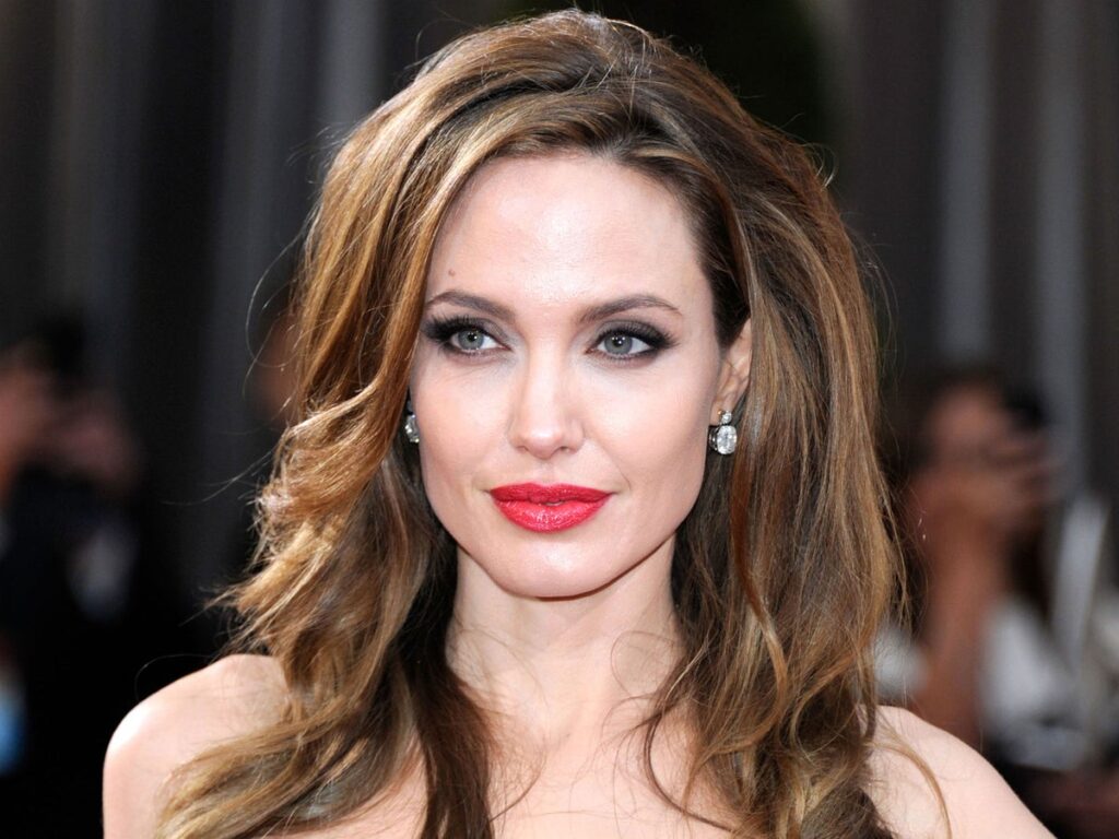 Babai i Angelina Jolie shpërthen ndaj së bijës: Ajo është injorante