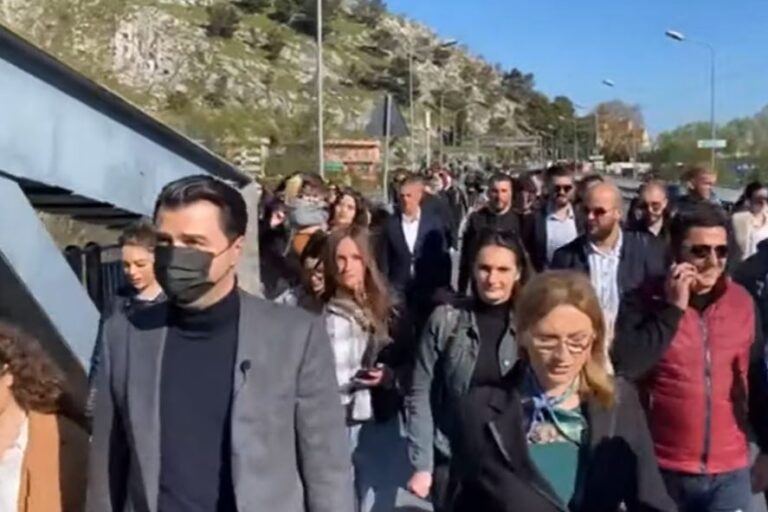 Basha me të rinjtë në Shkodër: Prijini ndryshimit më 25 prill, energjia juaj na çon në BE