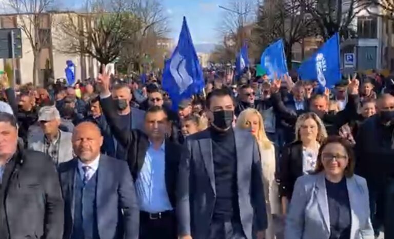 Basha me qytetarët në Klos: Rama trembet nga bilanc zero. Ndryshim që gratë të mos rrinë në shtëpi të papuna