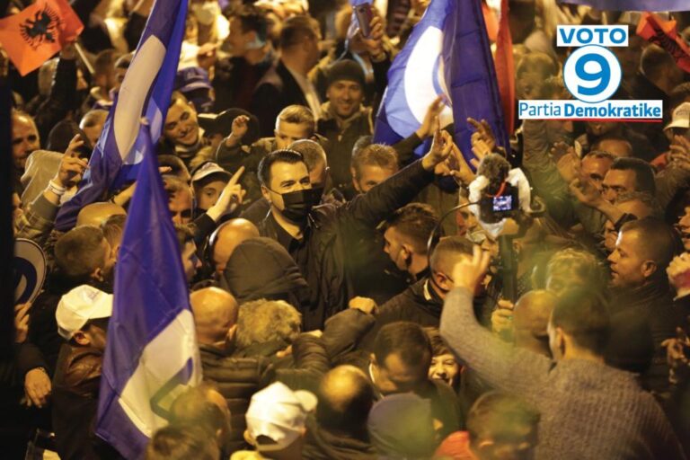 FOTO+VIDEO/ Lulzim Basha pritet në Mirditë nga mijëra njerëz në mes të shiut