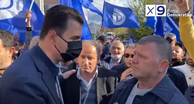 Socialistët grisin teserat e PS: Mjaft më me Ramën, do votojmë ndryshimin