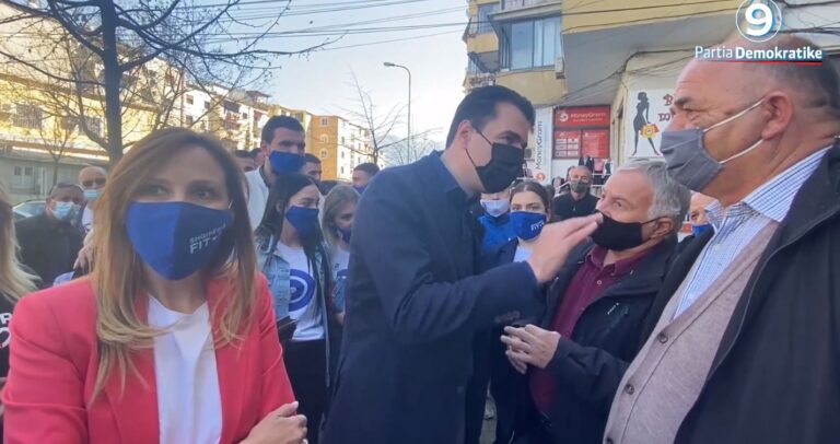 Qytetarja: Ca kishe hedhur, kripë apo piper? Hidhja dhe atij. Basha: E kam bërë