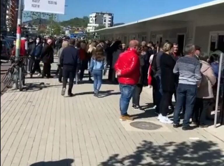 ”Tirana e jashtëzakonshme në pjesëmarrje”, Kryemadhi: Shqiptarët po dëshmojnë që do të sjellin ndryshimin