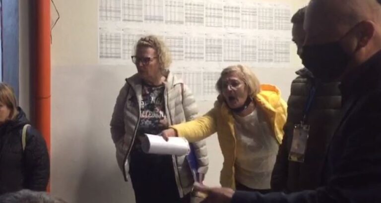 Tension tek shkolla “11 Janari” në Tiranë , komisionerët nuk pranojnë të transportojnë kutitë me mjet privat