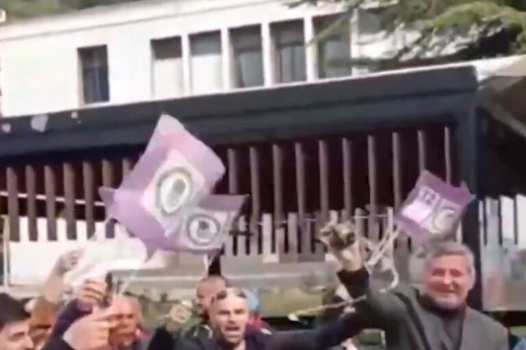 Pas fitores në Berat, Blendi Klosi i lag mbështetësit me shampanjë (VIDEO)