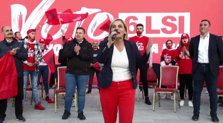 Pritje madhështore në Korçë/Kryemadhi: LSI hap krahët për të rinjtë, do t’i kthejmë ata nga mërgimi (VIDEO)
