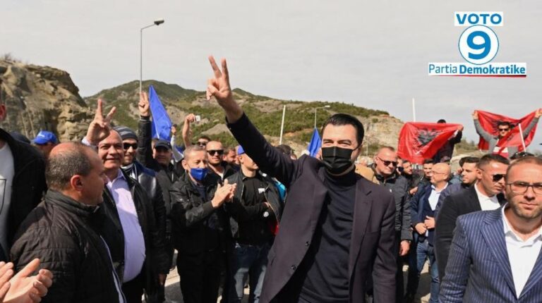 Qindra qytetarë e presin tek tuneli i Krrabës/Basha: E mbajtëm fjalën për tunelin, jo më rroga nga 200 euro