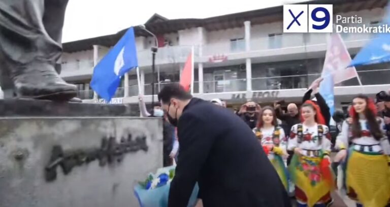 Basha vendos lule te busti i Azem Hajdarit në Tropojë