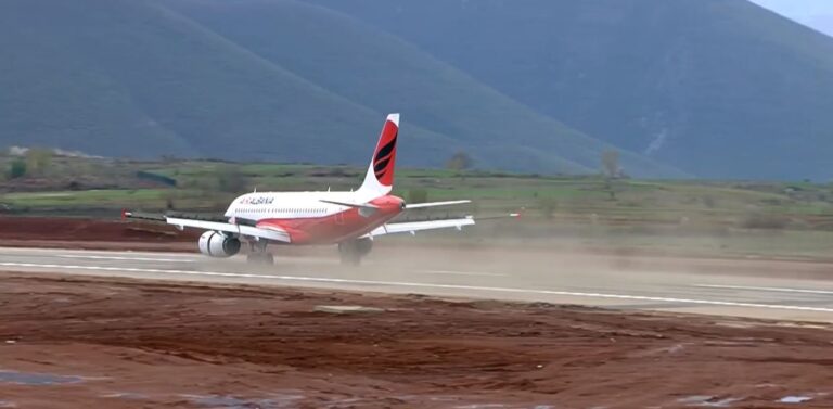Ulet avioni i parë në aeroportin e Kukësit, por gjen vështirësi për ”parkim” (VIDEO)