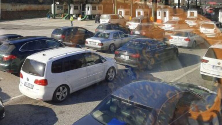 Koha e mirë dhe masat anti-covid, kosovarët dynden drejt Shqipërisë për fundjavë