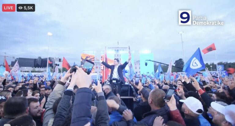 Me mijëra qytetarë në mitingun madhështor të Partisë Demokratike (FOTO)