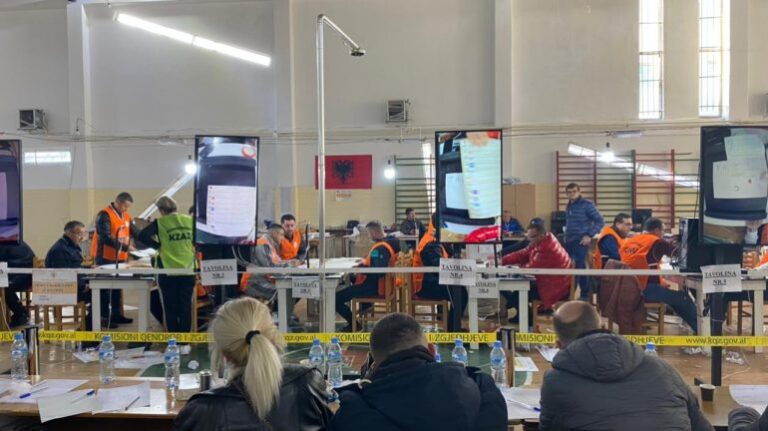 Në Fier numërohen 127 kuti nga 580, ky është rezultati deri tani