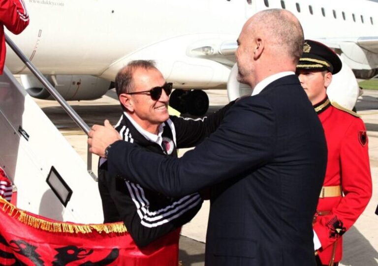 Qeveria u hoqi pasaportat diplomatike, Gianni de Biasi: Mos doni të kthej dhe “Urdhrin e Skënderbeut”?