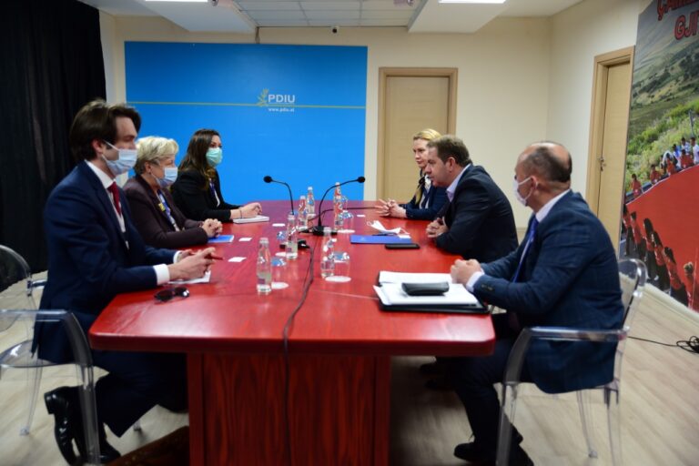 Takimi me shefen e ODIHR, Idrizi-Gacek: Rama po përdor shtetin në fushatë, jemi në kufijtë e një regjimi