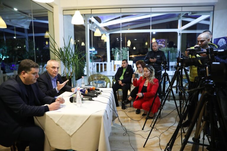 Presidenti Meta: Nuk mbështes bllokimin e punës në Rinas, por qeveria t’i thërrasë mendjes