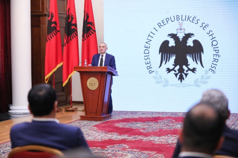 Presidenti Meta vlerëson Klubin Sportiv “Besa” si dhe futbollistë të shquar kavajas dhe të Ekipit Kombëtar
