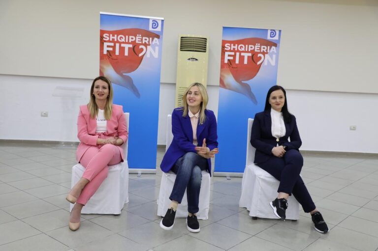 Ina Zhupa takim me gratë në Sarandë: Mbështetja juaj, forca jonë. Me PD fiton gruaja, fiton familja
